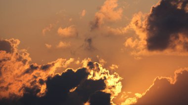 Gökyüzündeki büyük güzel bulutlar