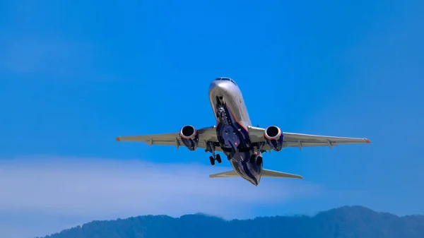 飛行機は青い空に飛び立つ。空港だ一番下だ民間航空会社だ航空業務. — ストック写真