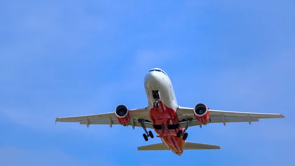 Letadlo vzlétá k modré obloze. Letiště. Spodní pohled. Komerční aerolinky. Letecká služba. — Stock fotografie