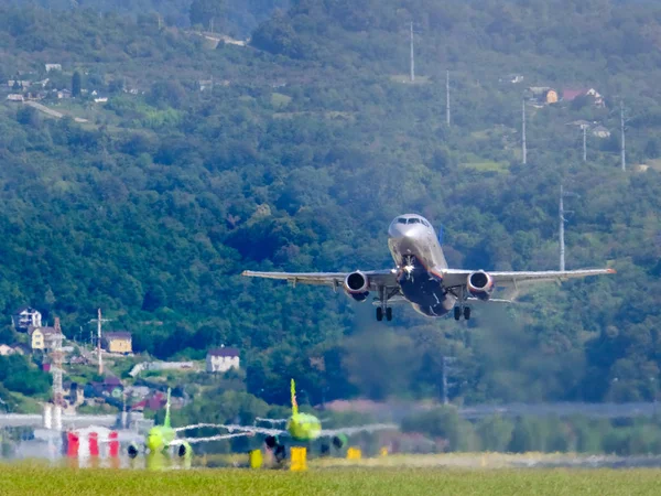 飛行機は青い空に飛び立つ。空港だ一番下だ民間航空会社だ航空業務. — ストック写真