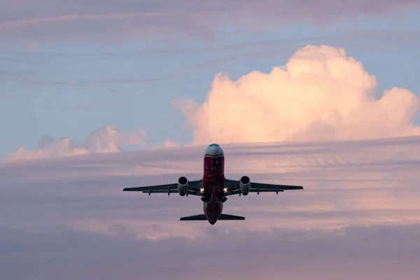 飛行機は青い空に飛び立つ。空港だ一番下だ民間航空会社だ航空業務. — ストック写真