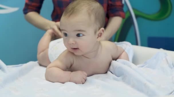 Een Moeder Streelt Rug Van Haar Pasgeboren Baby Massage — Stockvideo