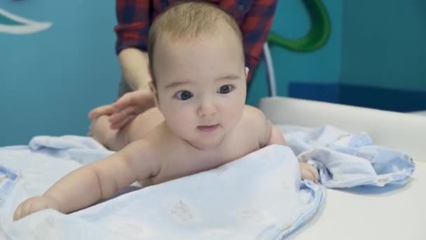 Een Moeder Streelt Rug Van Haar Pasgeboren Baby Massage — Stockvideo