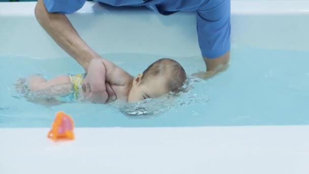 Een Kind Leert Zwemmen Het Zwembad Sport Massage Borstbaby Grote — Stockvideo