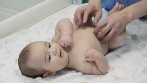 Moeder Streelt Haar Pasgeboren Baby Voeten — Stockvideo