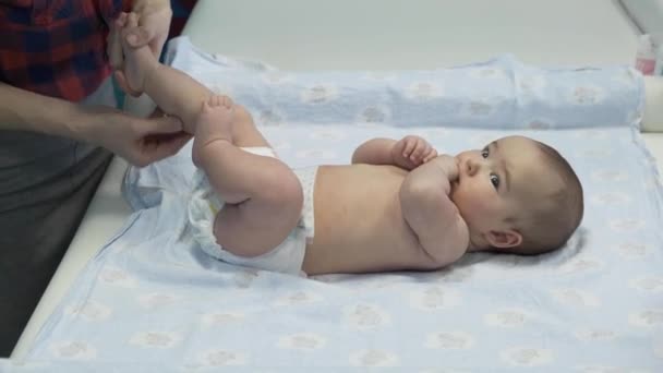 Madre Accarezza Piedi Del Suo Neonato — Video Stock