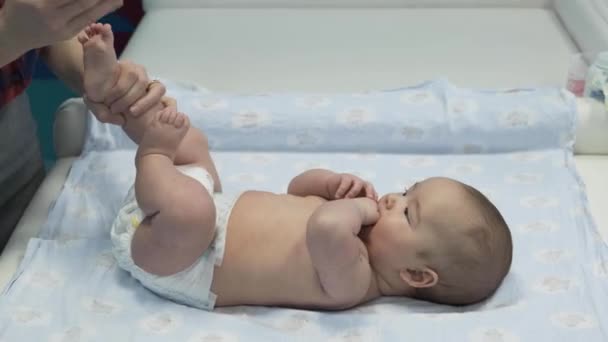 Madre Golpea Los Pies Bebé Recién Nacido — Vídeo de stock