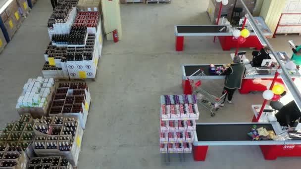 Sochi Russia 2019 Aerial Photography Video 室内商店 一排排的食物 现代市场 装货物的弹壳 — 图库视频影像