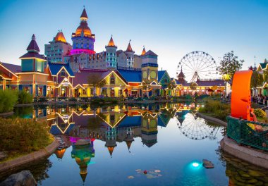 Bogatyr Oteli. Sochi Parkı. Binanın akşam aydınlatması.