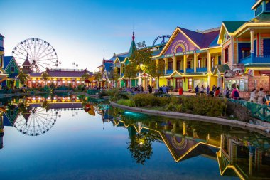 Bogatyr Oteli. Sochi Parkı. Binanın akşam aydınlatması.