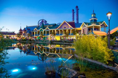 Bogatyr Oteli. Sochi Parkı. Binanın akşam aydınlatması.