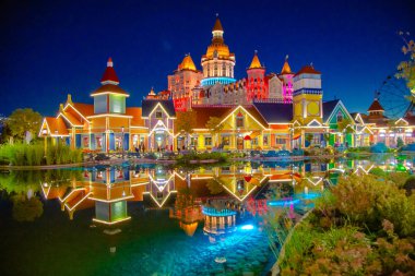 Bogatyr Oteli. Sochi Parkı. Binanın akşam aydınlatması.