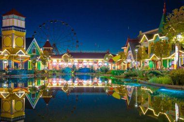 Bogatyr Oteli. Sochi Parkı. Binanın akşam aydınlatması.