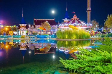 Bogatyr Oteli. Sochi Parkı. Binanın akşam aydınlatması.