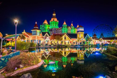 Sochi, Rusya - 10.10.2019 The Hotel Bogatyr. Sochi Parkı. Binanın akşam aydınlatması. Tatil köyünde kal. Konut kompleksi. Ortaçağ tarzı. Şehrin simgesi..