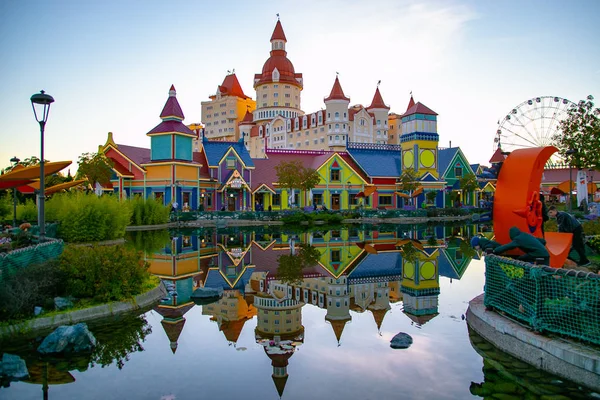 L'Hotel Bogatyr. Sochi Park. Illuminazione serale dell'edificio . — Foto Stock