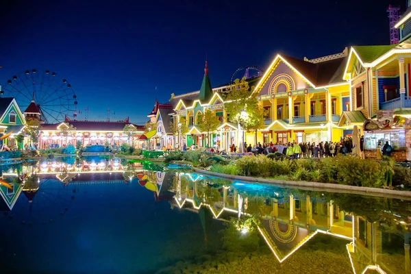 O Hotel Bogatyr. Sochi Park. Iluminação noturna do edifício . — Fotografia de Stock