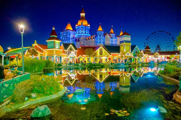 L'Hotel Bogatyr. Sochi Park. Illuminazione serale dell'edificio . — Foto Stock