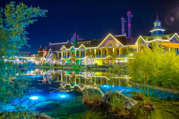 Bogatyr Oteli. Sochi Parkı. Binanın akşam aydınlatması.