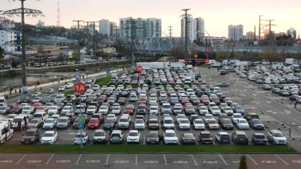 购物中心的停车场 时间过去了车辆和人员的迅速流动 — 图库视频影像