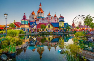 Sochi, Rusya - 01.01.2020 Sochi Park Otel Bogatyr. Işıklar sokağı. Dinlenme alanı. İnsan yok. Gün batımı. Akşam aydınlatması. Şehir eğlencesi. Eski tarz. Şato.