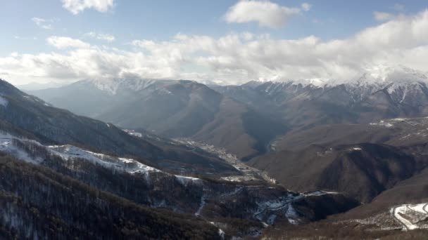 Vídeo Fotografía Aérea Montañas Cubiertas Nieve Estación Esquí Turismo Descanso — Vídeo de stock