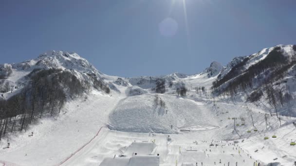 Luftbildvideo Schneebedeckte Berge Das Skigebiet Tourismus Und Erholung Krasnaja Poljana — Stockvideo