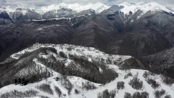 Αεροφωτογραφία Βίντεο Χιονισμένα Βουνά Στο Χιονοδρομικό Κέντρο Τουρισμός Και Ξεκούραση — Αρχείο Βίντεο