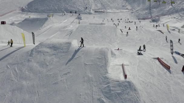 Sotschi Russland 2020 Luftbildvideo Gipfel Schneebedeckter Berge Seilbahn Massenveranstaltung Für — Stockvideo
