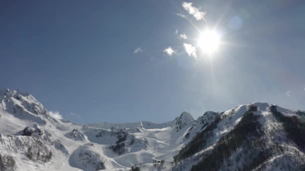 Luchtfotografie Video Met Sneeuw Bedekte Bergen Het Skigebied Toerisme Rust — Stockvideo