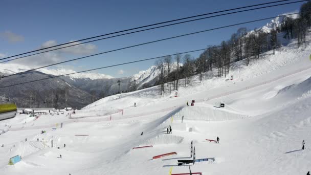 Sochi Ryssland 2020 Flygfoto Video Toppar Snötäckta Berg Kabelbil Massevenemang — Stockvideo