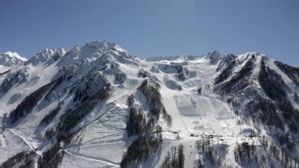 Luchtfotografie Video Met Sneeuw Bedekte Bergen Het Skigebied Toerisme Rust — Stockvideo