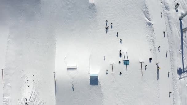 Luchtfotografie Video Met Sneeuw Bedekte Bergen Het Skigebied Toerisme Rust — Stockvideo