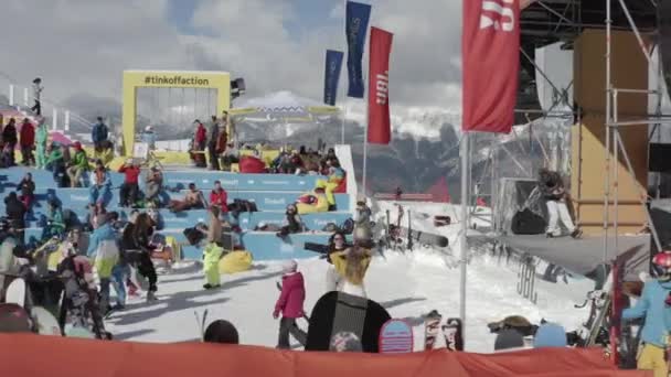 ロシア 2020航空写真ビデオ 雪のピーク帽をかぶった山々 ケーブルカー 大衆行事だスキーヤーやスノーボーダーのために 純白の雪 スキーコースクイックシルバーソチ — ストック動画
