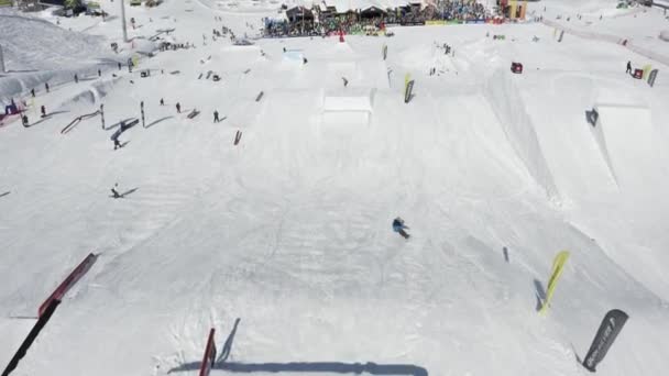 Sotschi Russland 2020 Luftbildvideo Gipfel Schneebedeckter Berge Seilbahn Massenveranstaltung Für — Stockvideo