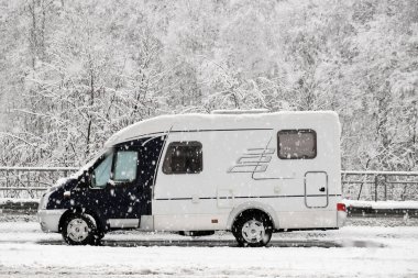Karavanda. Kampçı. Karavan. Kış. Beyaz kar. Huzur içinde yat. Yol. Pistte. Kimse yok.. 