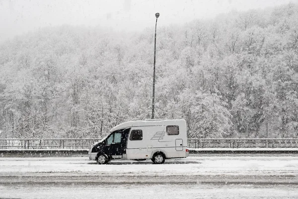 Karavanda. Kampçı. Karavan. Kış. Beyaz kar. Huzur içinde yat. Yol. Pistte. Kimse yok.. 