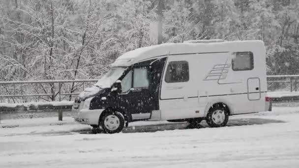 Přívěs na silnici. Sněží. Rv. Van. Je chladné roční období. Žádní lidé. Odpočinek v přírodě. — Stock video