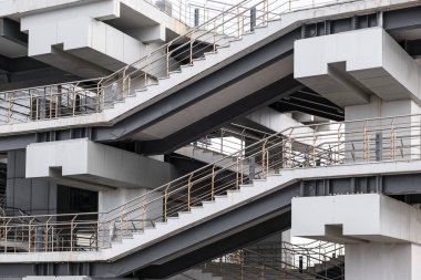 Merdivenler. Basamaklar. İnsan yok. Sokakta. Yüksel. Bina. Yürüyen merdiven. Çitler. Tasarım. 