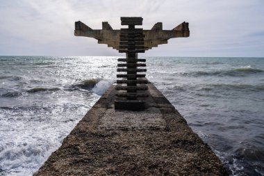 Deniz İskelesi. Dalgakıran. Denizde fırtına. Kötü hava. Bulutlu. Kimse yok.. 