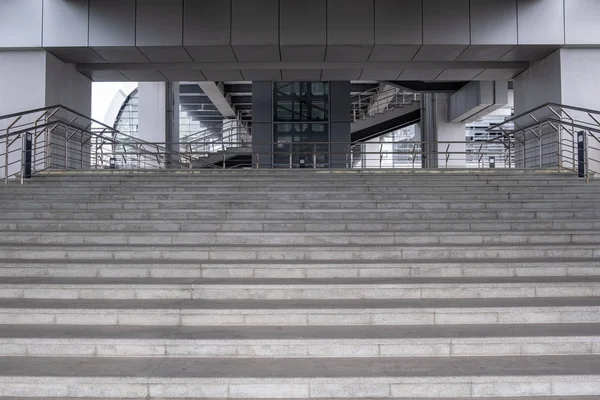 Merdivenler. Tırmanıyorum. Somut adımlar. Panorama. İnsan yok. Bir sanayi binası. Tırabzan. Çit. — Stok fotoğraf