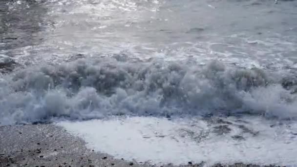 Meeresbrandung. Welle. Ruhig. Gezeiten. Wasser. Meerschaum. Steine. Strand. Zeitlupe. Kein Volk. — Stockvideo