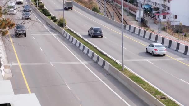 Samochody jadą autostradą. Ruch uliczny. — Wideo stockowe