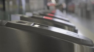 Onaylayıcı. Kontrol noktası. Kırmızı yanıp sönen ışıklar. Bilet kontrolü. Metroya giriş ve çıkış.. 