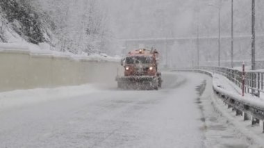 Sochi, Rusya - 10.02.2020 Kar temizleme aracı turuncu. Kar yağışı. Buz. Yoldaki güvenlik. Kamu hizmetleri. Kar Fırtınası. 