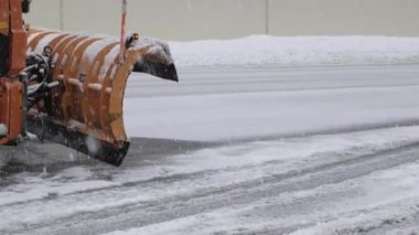 Sochi, Rusya - 10.02.2020 Kar temizleme aracı turuncu. Kar yağışı. Buz. Yoldaki güvenlik. Kamu hizmetleri. Kar Fırtınası. 