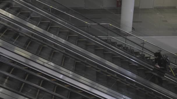 Soçi. Rusya - 10.02.2020 yürüyen merdiven. Merdivenleri çıkıyorum. Tırabzan. - İnsanlar. Altyapı. Tren istasyonu. Kapalı. — Stok video