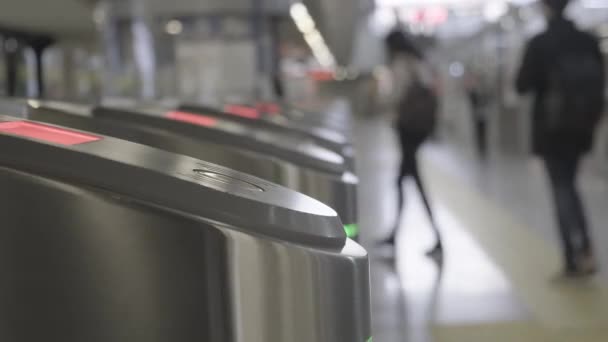 Validator. Checkpoint. Rotes Blinklicht. Fahrkartenkontrolle. Der Ein- und Ausgang zur U-Bahn. — Stockvideo