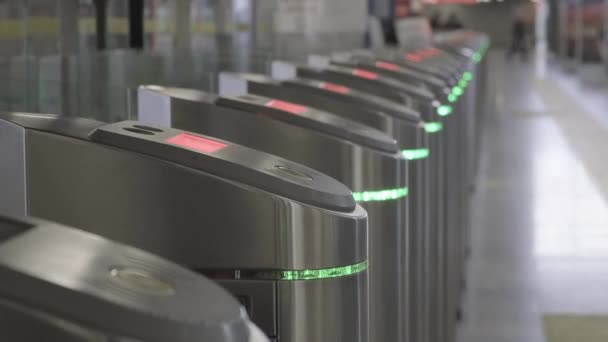 Validatore. Checkpoint. Luci lampeggianti rosse. Controllo dei biglietti. L'ingresso e l'uscita della metropolitana. — Video Stock