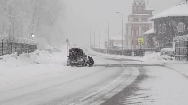 Tél. Hófehérke. Ez nem rejtély. A kocsi lerobbant az úton. Baleset volt. Rossz idő. — Stock videók